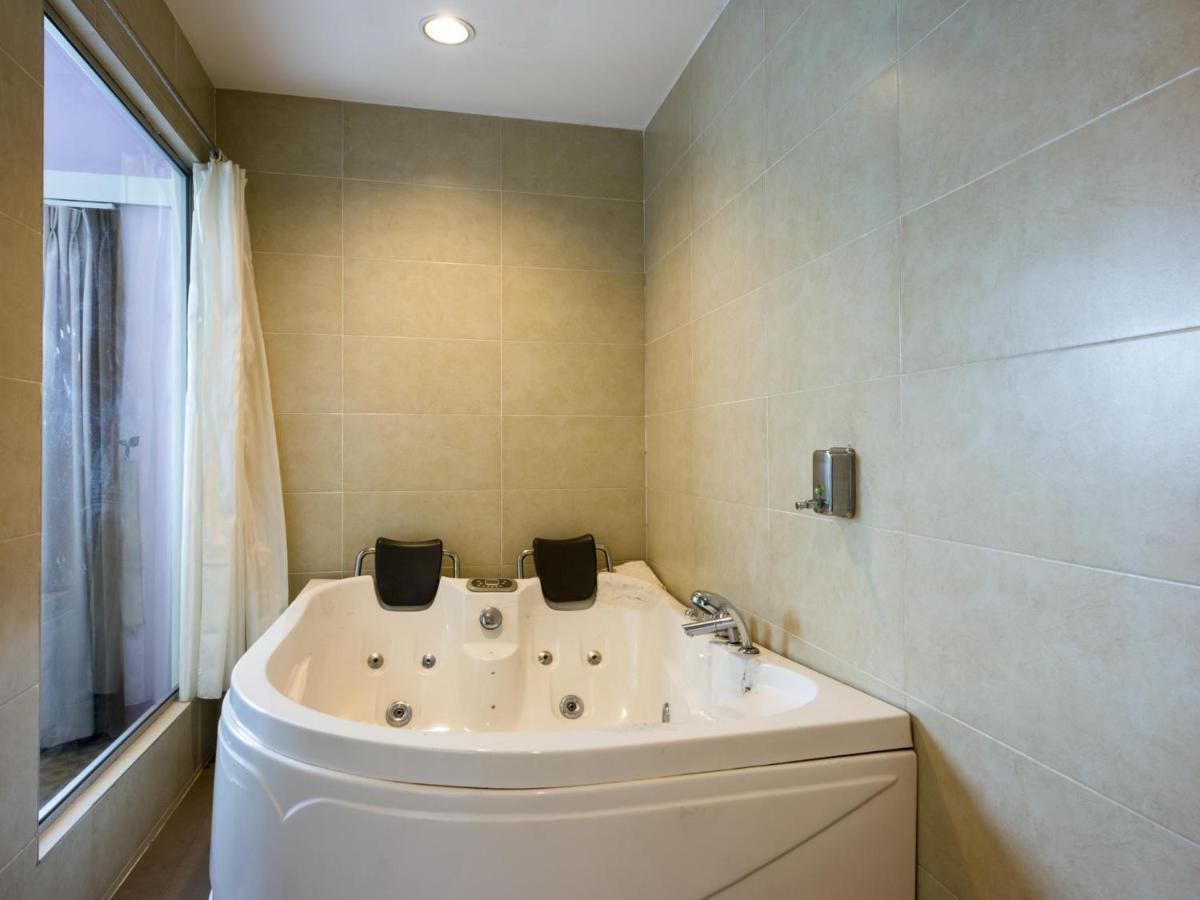 Suite Hot Tub,943972666:JPEG